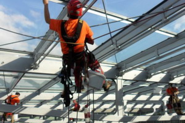 Industriebergsteiger_Alpintechnik_Seilarbeit_Höhenarbeiter_Gerüstlose-Höhenarbeiten1