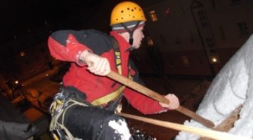 dacheis_schneelawine_schneebergung_hoehenarbeiter_industriekletterer_320x215